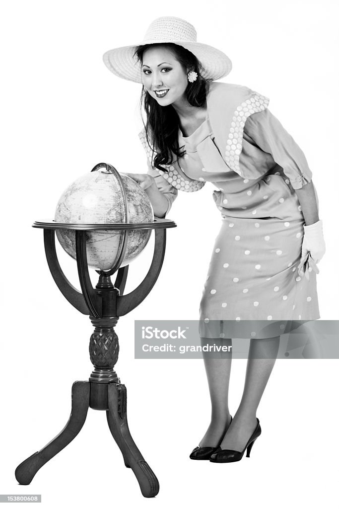 Ретро Девушка с глобус Черный и белый - Стоковые фото Белый фон роялти-фри