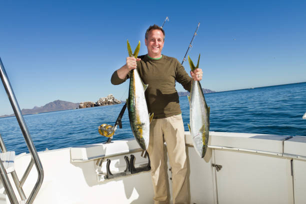 рыбак с тунцом и желтый mackeral fish tail - image date one person happiness outdoors стоковые фото и изображения