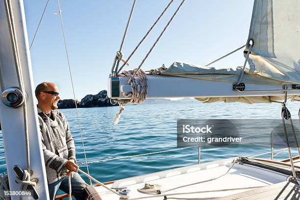 成熟した男性の帆船 - 1人のストックフォトや画像を多数ご用意 - 1人, アクティブシニア, アクティブライフスタイル