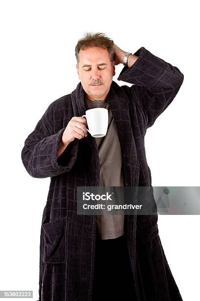 Mann Trinkt Kaffee Im Bademantel Stockfoto und mehr Bilder von Aufwachen - Aufwachen, Bademantel, Café