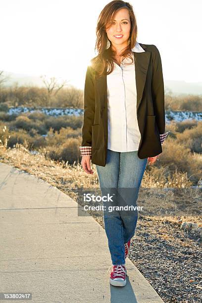 Giovane Donna Di Nativi Americani - Fotografie stock e altre immagini di Blazer - Blazer, Jeans, Donne