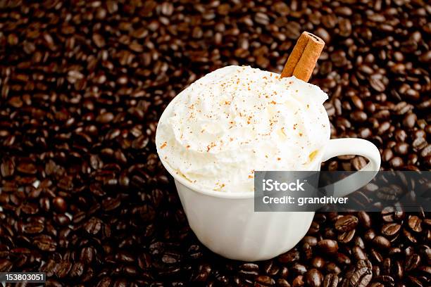 Cinnamon Capuchino En La Cama De Granos De Café Foto de stock y más banco de imágenes de Bebida - Bebida, Bebida con espuma, Café - Bebida