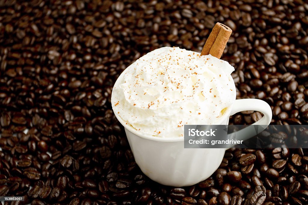 Cannelle Cappuccino sur Grains de café lit - Photo de Aliment battu libre de droits