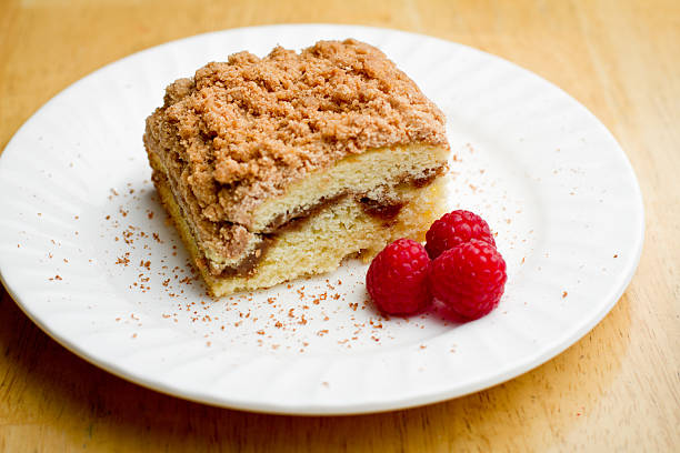 torta di caffè con cannella e lamponi - coffee cake foto e immagini stock