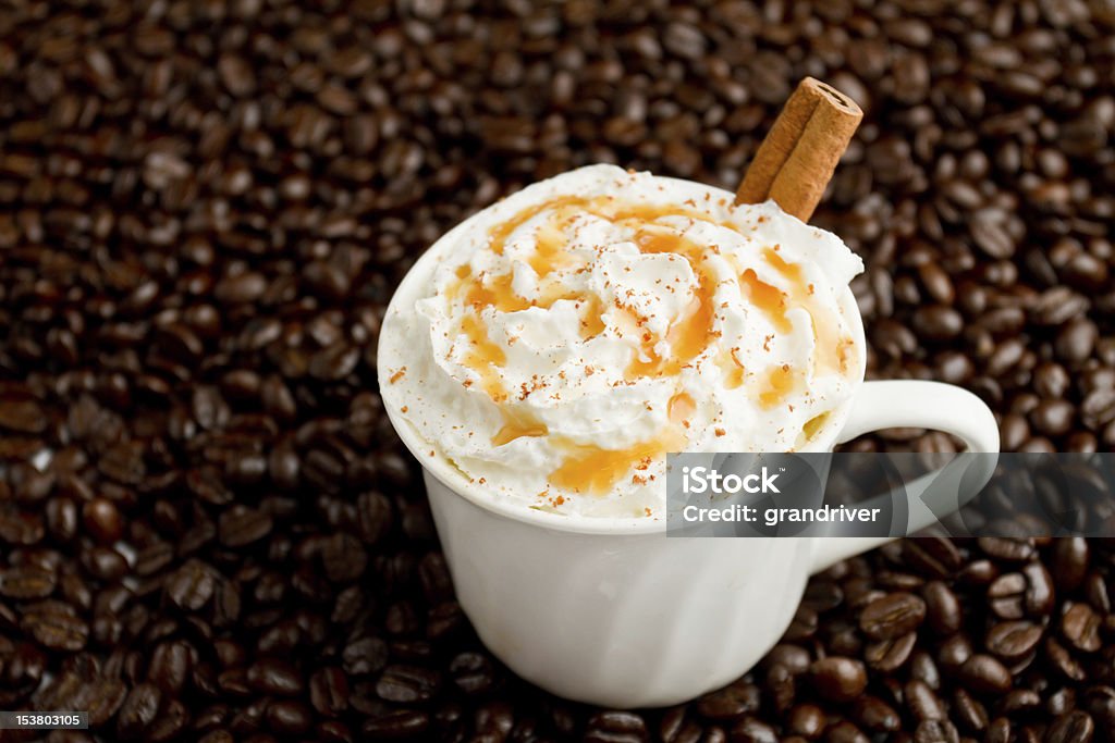 Canela, Cappuccino, calda de caramelo e grãos de café - Foto de stock de Caramelo - Comida Doce royalty-free