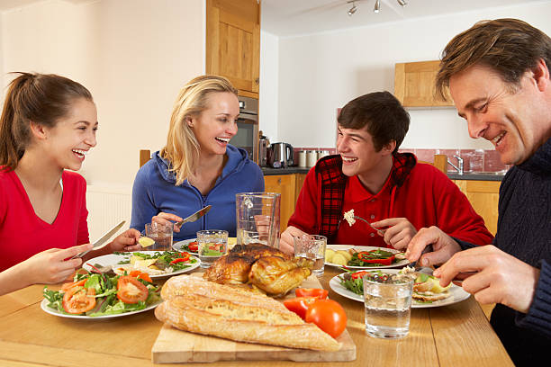 família adolescente comer o almoço juntos na cozinha - chicken roast chicken roasted white imagens e fotografias de stock