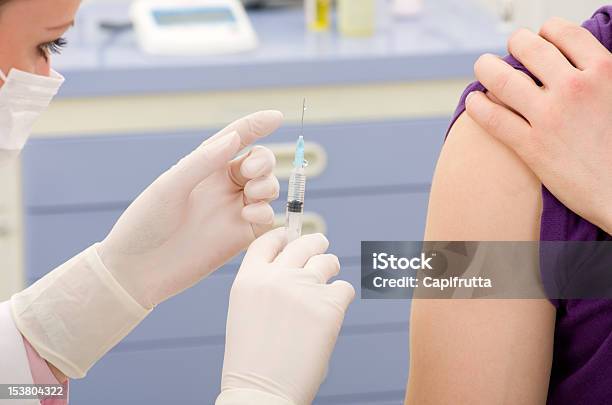 주사기 백신 2명에 대한 스톡 사진 및 기타 이미지 - 2명, 간호사, 건강 진단