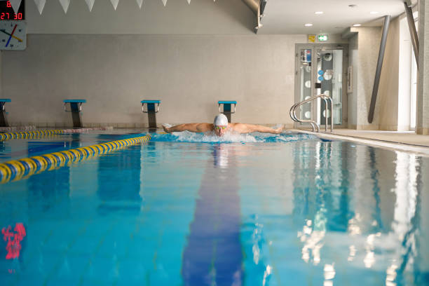 istock Sportsman training back muscle group training in the water 1538051006