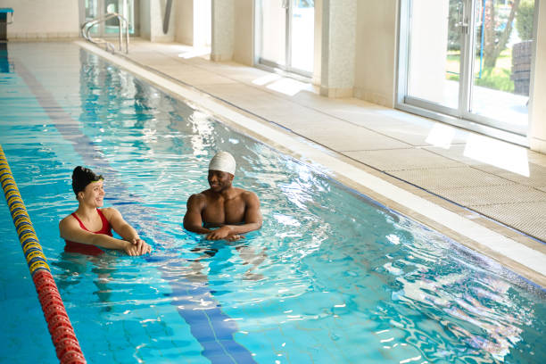 istock Woman and instructor talking in the pool 1538051477