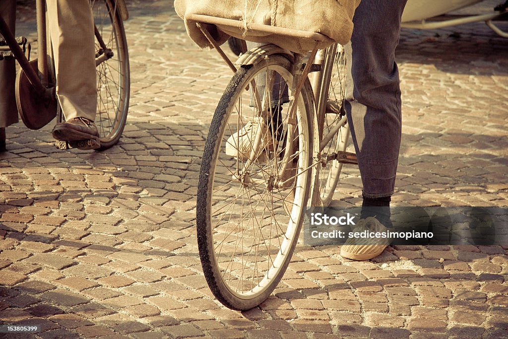 Homem dirigindo uma bicicleta vintage - Royalty-free 1950-1959 Foto de stock