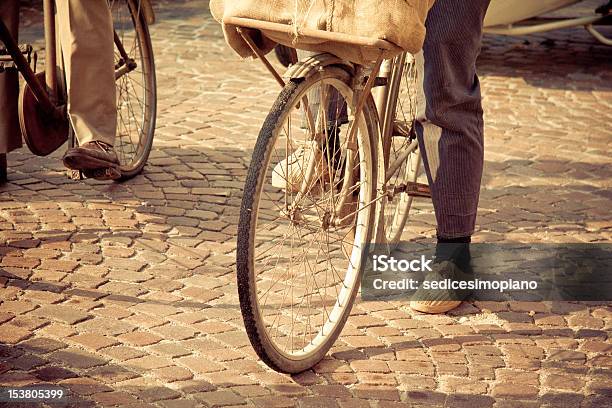 Homem Dirigindo Uma Bicicleta Vintage - Fotografias de stock e mais imagens de 1950-1959 - 1950-1959, Itália, Roda