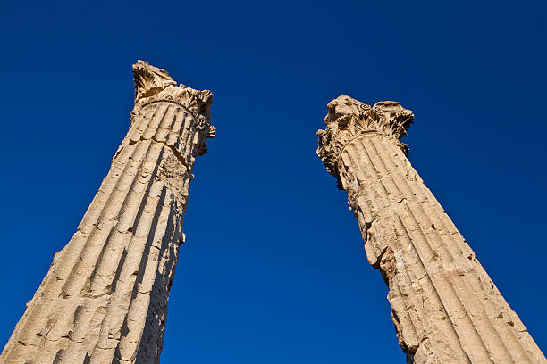 diocaesarea roman templos em mersinturkey.kgm, turquia no inverno (chamado uzuncaburc - uzuncaburc temple roman mediterranean culture imagens e fotografias de stock