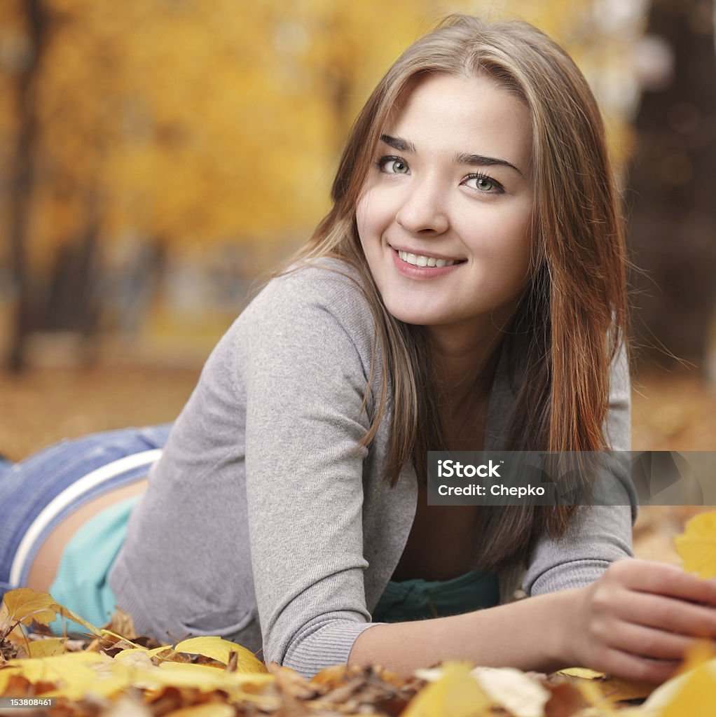 Joven belleza chica en el bosque de otoño - Foto de stock de Acostado libre de derechos