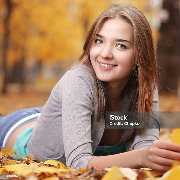 Joven Belleza Chica En El Bosque De Otoño Foto de stock y más banco de imágenes de Acostado - Acostado, Adolescente, Adulto