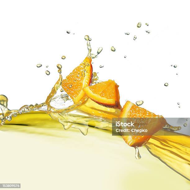 Rodaja De Naranja Y Jugo De Corriente Foto de stock y más banco de imágenes de Alimento - Alimento, Bebida, Blanco - Color