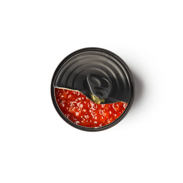 白い背景の上面図に黒いブリキ缶の赤いサーモンキャビア。 - caviar salmon red gourmet ストックフォトと画像