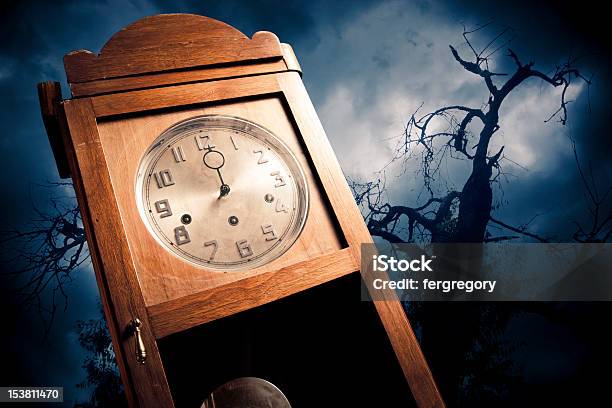 Foto de Relógio Antigo Escuro À Noite e mais fotos de stock de Dia das Bruxas - Dia das Bruxas, Prazo, Contagem Regressiva