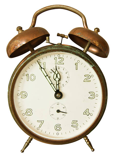 vintage reloj despertador aislado en blanco. trazado de recorte incluido - 1940 1980 retro styled fotografías e imágenes de stock