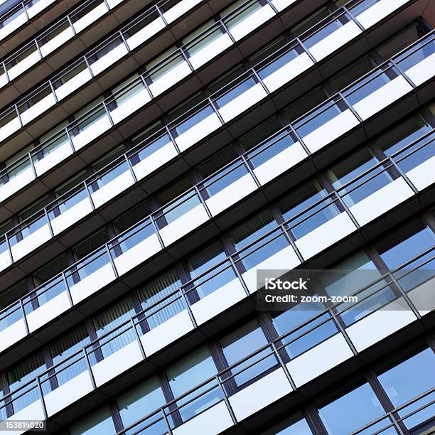 Edificio Con Balcón Foto de stock y más banco de imágenes de Abstracto - Abstracto, Arquitectura, Azul