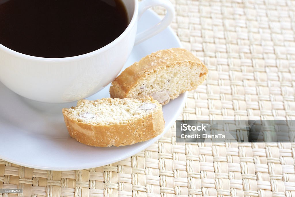 Tasse heißen Kaffee und Mandel-biscotti cookies - Lizenzfrei Ausgedörrt Stock-Foto