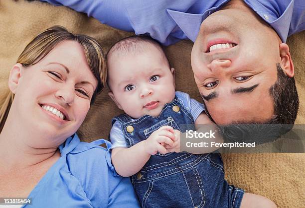 Gemischtes Familie Spielen Auf Der Decke Stockfoto und mehr Bilder von Baby - Baby, Beide Elternteile, Decke - Bettwäsche