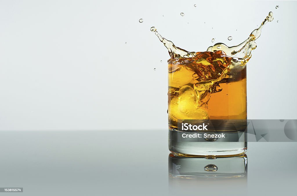 Spruzzata di whisky con ghiaccio - Foto stock royalty-free di Alchol