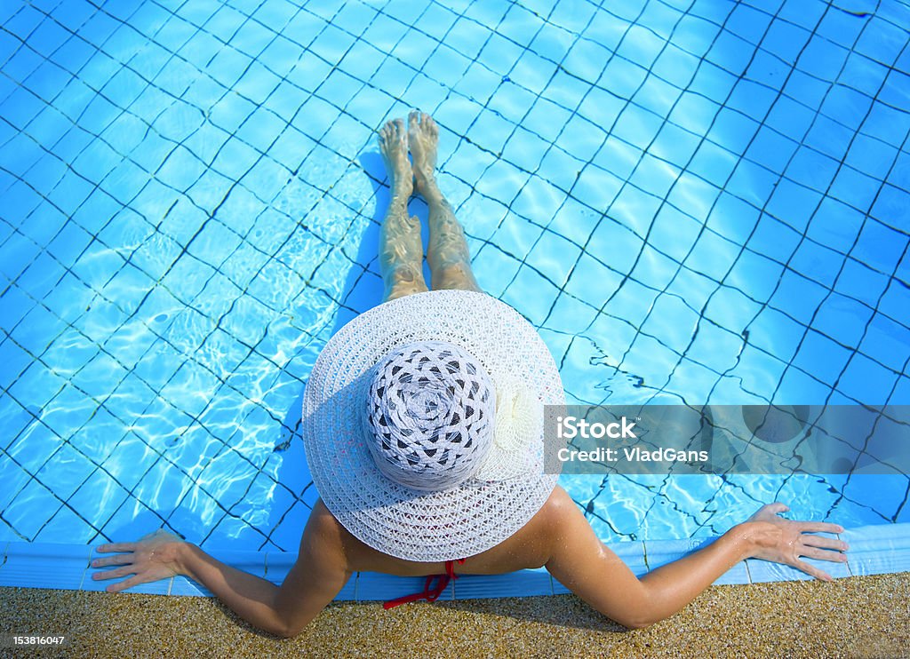 Mulher relaxando em waterpool - Foto de stock de Jovem Adulto royalty-free