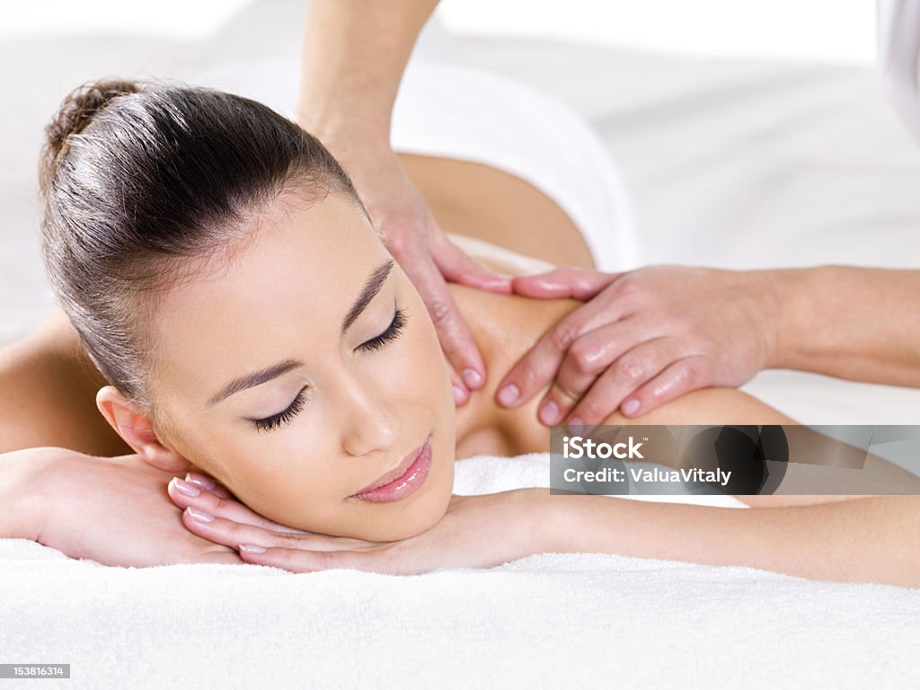 Mulher tendo massagem no ombro - Foto de stock de Adulto royalty-free