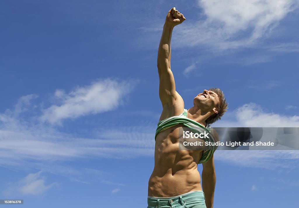 fit homem feliz com seus braços levantados em Alegria - Royalty-free Abdómen Foto de stock