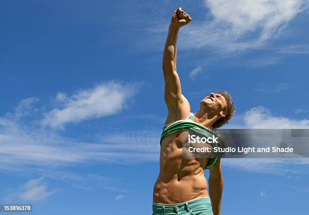 Fit Homem Feliz Com Seus Braços Levantados Em Alegria - Fotografias de stock e mais imagens de Abdómen