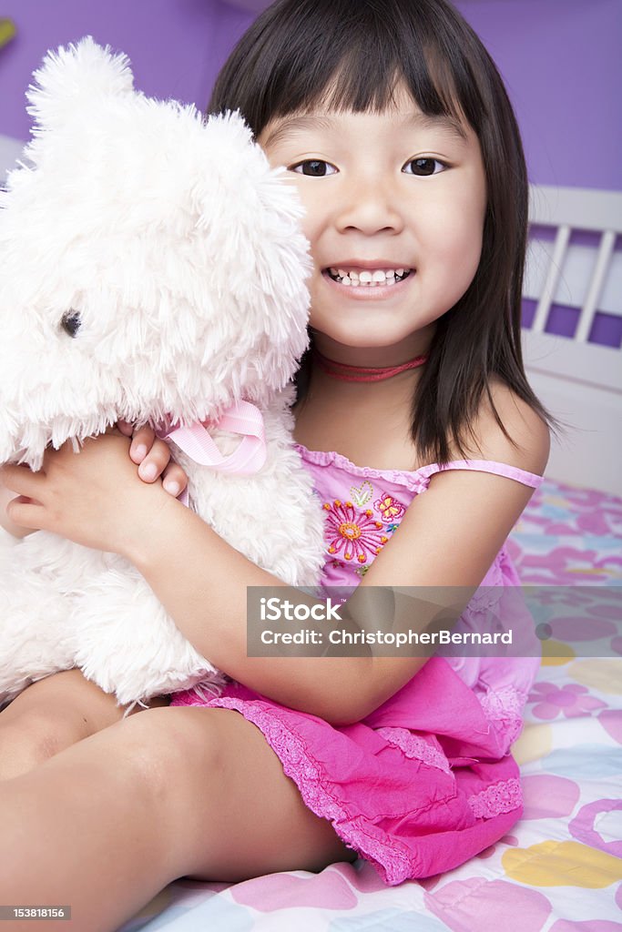 Lächelnd asiatische Mädchen umarmen Teddybär im Bett - Lizenzfrei 2-3 Jahre Stock-Foto