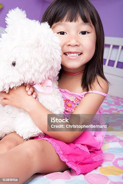 Lächelnd Asiatische Mädchen Umarmen Teddybär Im Bett Stockfoto und mehr Bilder von 2-3 Jahre