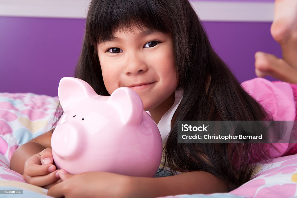 Sorridente Menina asiática exploração Mealheiro - Royalty-free 6-7 Anos Foto de stock