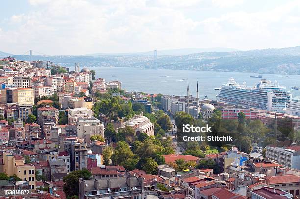 Foto de Vista De Istambul Da Torre De Gálata e mais fotos de stock de Barco de passageiros - Barco de passageiros, Baía, Casa