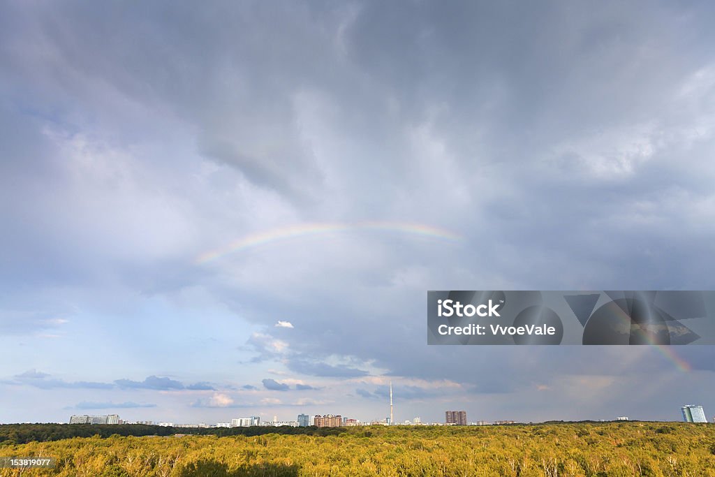 rainbow в Осенний Городской - Стоковые фото Башня роялти-фри