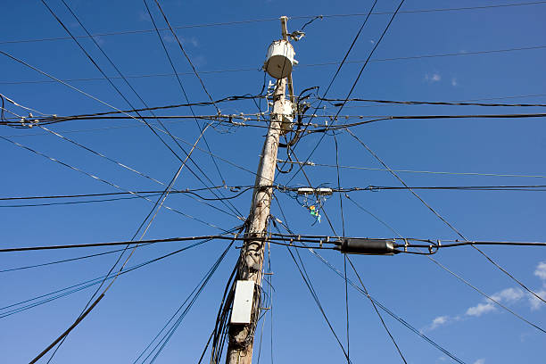 La antigua Torre de conducción eléctrica en cielo azul - foto de stock