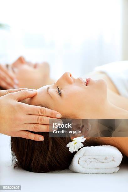 Foto de Casal Tendo Massagem Na Cabeça No Spa Center e mais fotos de stock de Casal - Casal, Remédio, Saúde e Medicina