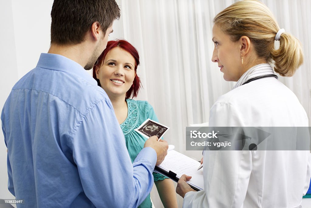 Ginecologista Falando com uma mulher grávida e o marido - Royalty-free Ecografia Foto de stock