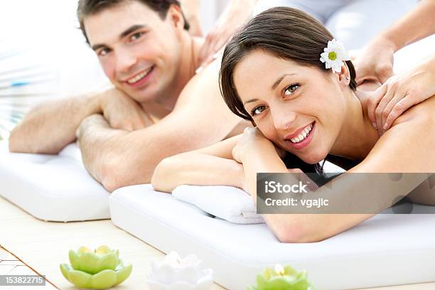 Casal Tendo Massagem No Spa Center - Fotografias de stock e mais imagens de 25-29 Anos - 25-29 Anos, Adulto, Articulação humana