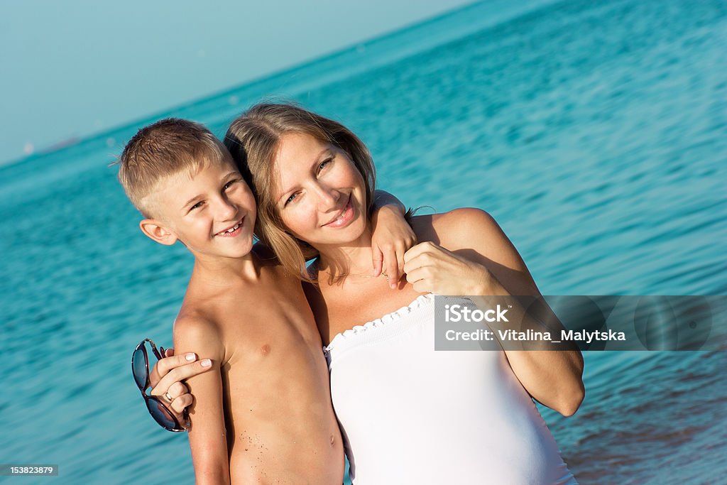 Embarazada Madre e hijo, que abrazan - Foto de stock de Abdomen libre de derechos