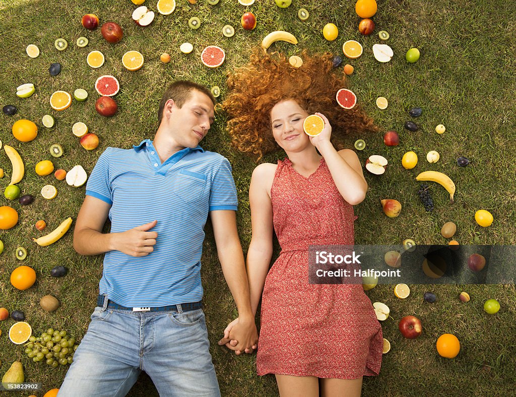 Пара с фруктами - Стоковые фото Апельсин роялти-фри