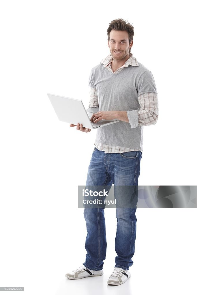 Casual homem segurando laptop sorrindo - Foto de stock de Bonito - pessoa royalty-free