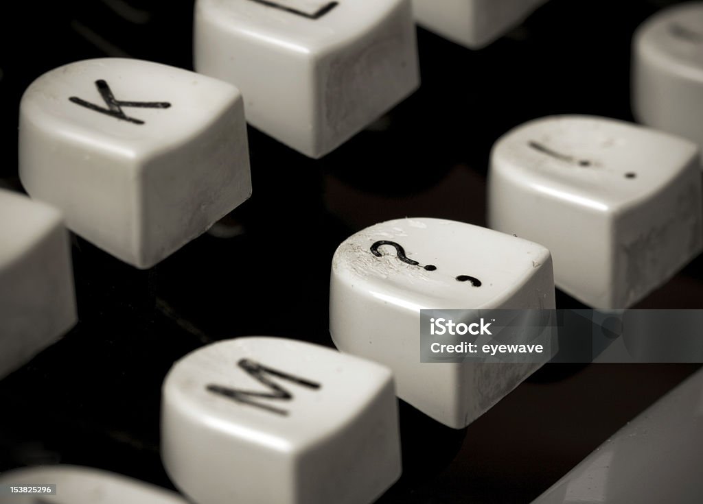 question clé de la vieille machine à écrire - Photo de Clavier de machine à écrire libre de droits