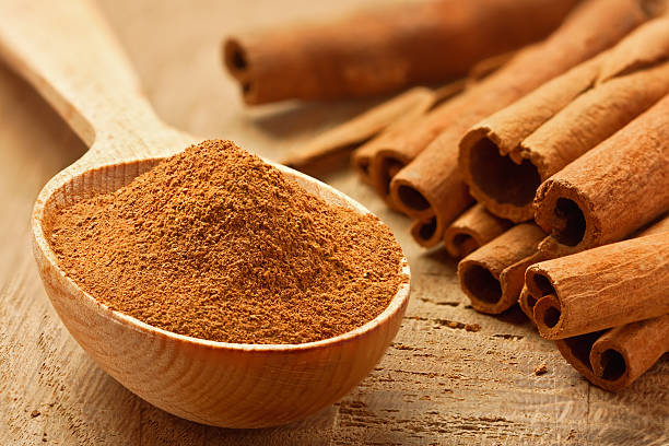 cinnamon sticks und powder - zimt stock-fotos und bilder