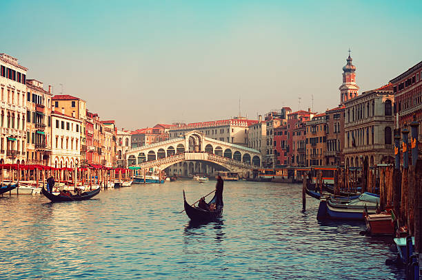 pont du rialto, venise-italie - venice italy rialto bridge bridge veneto photos et images de collection