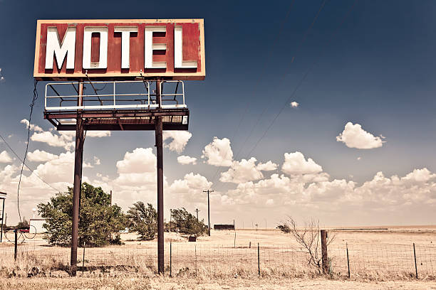 velho sinal de motel - route 66 old fashioned roadside commercial sign imagens e fotografias de stock