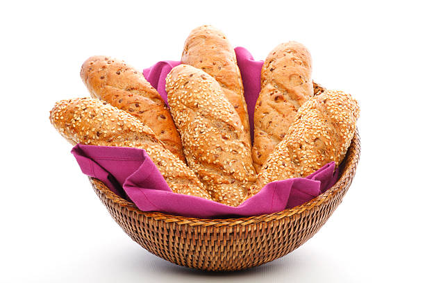 panier de pains au blé complet - bread bread basket basket whole wheat photos et images de collection
