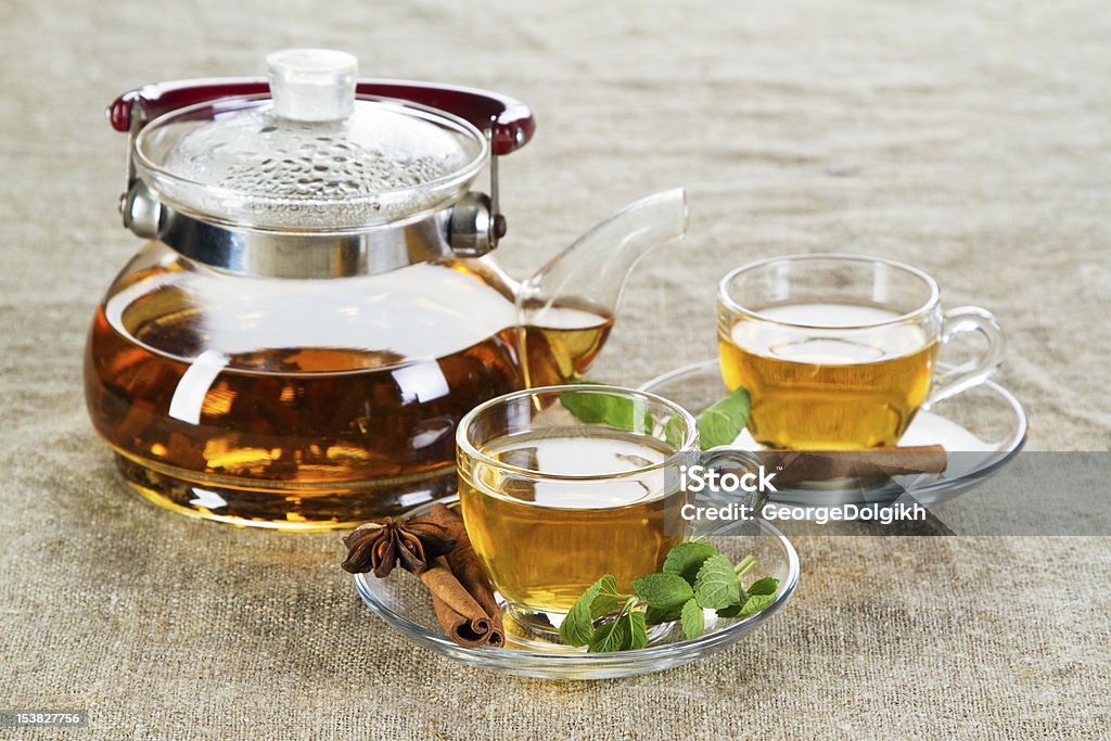Tazza di tè con foglie di menta fresca - Foto stock royalty-free di Alimentazione sana
