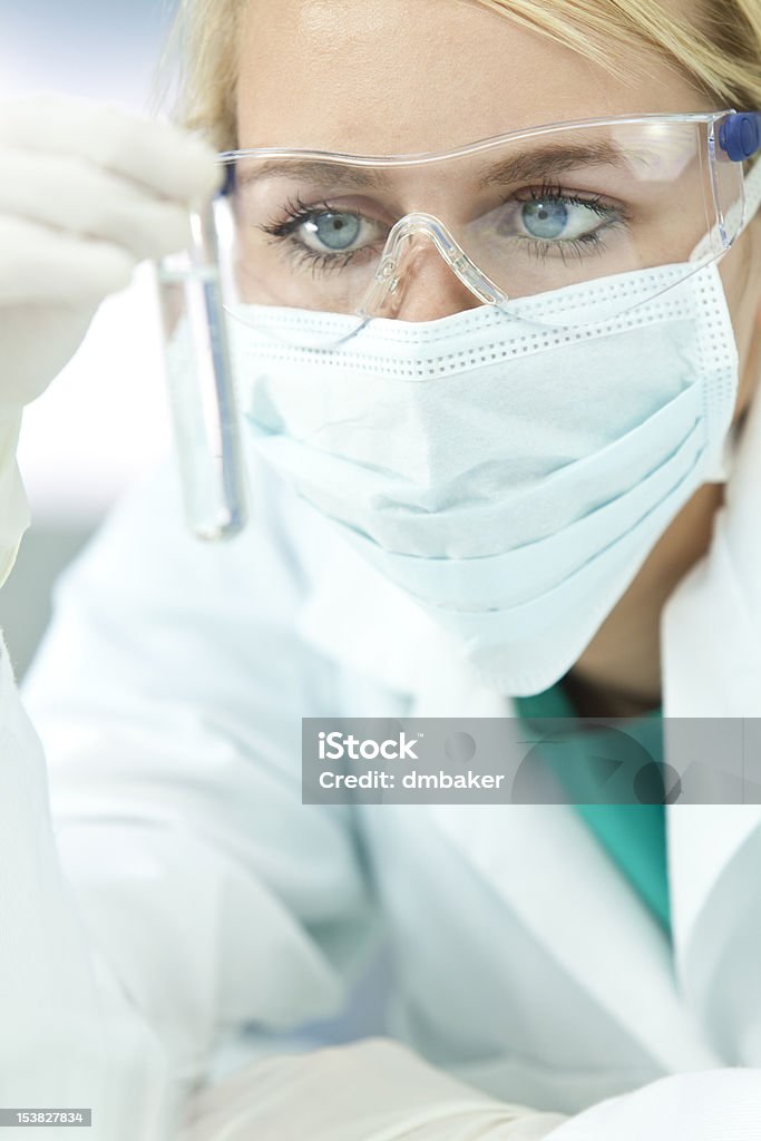 雌科学者または医師に、試�験管実験室 - サージカルマスクのロイヤリティフリーストックフォト