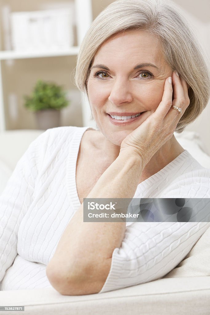 Retrato de uma mulher sênior feliz sorrindo atraentes - Foto de stock de Mulheres Idosas royalty-free
